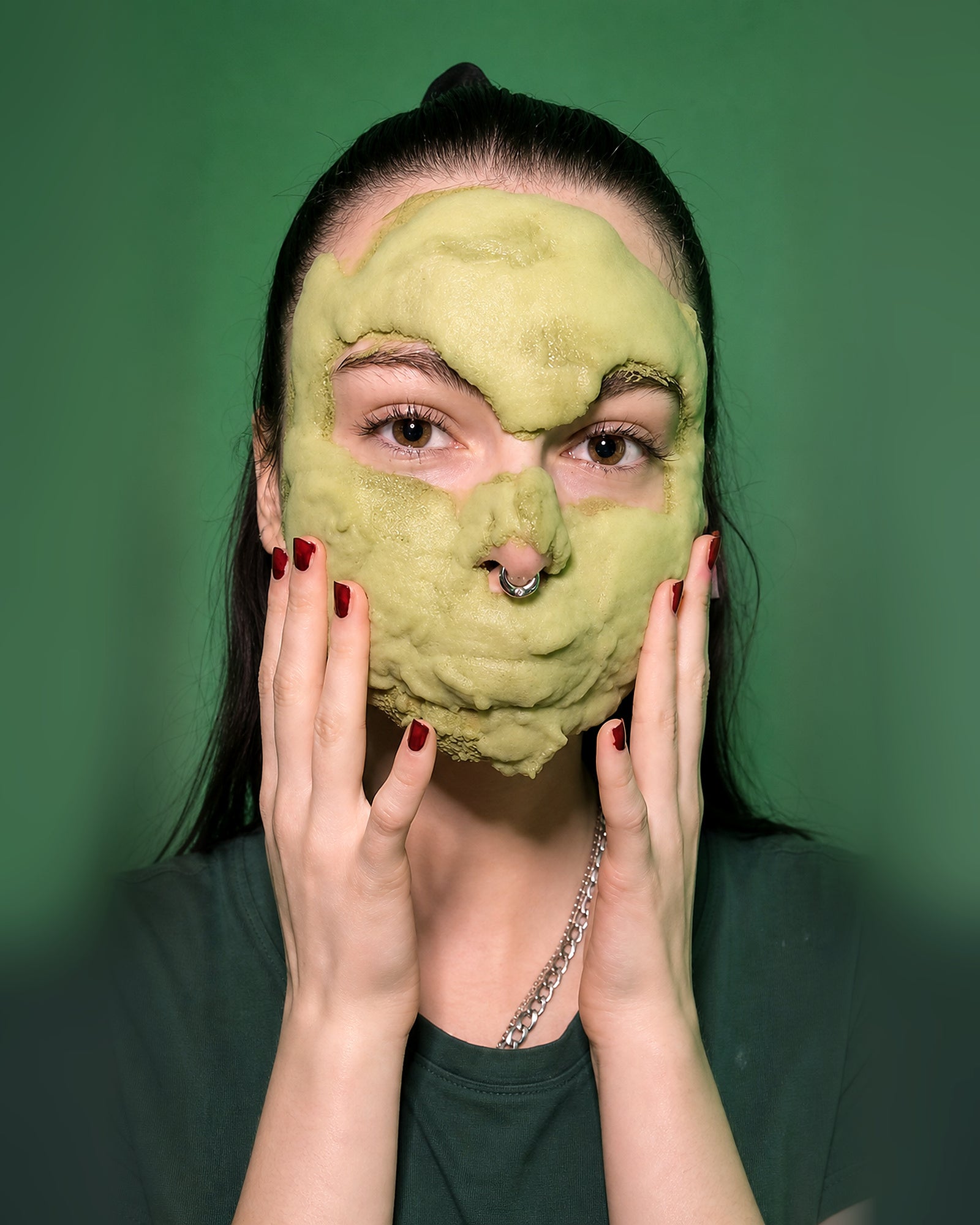 Les bulles du masque agissent sur la peau